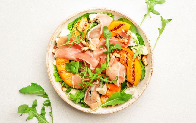 Соковитий салат з персиками: ідеальний вибір для спекотного дня