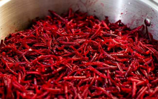 Такий дешевий салат із буряка допоможе знизити тиск: готується за кілька хвилин (відео)