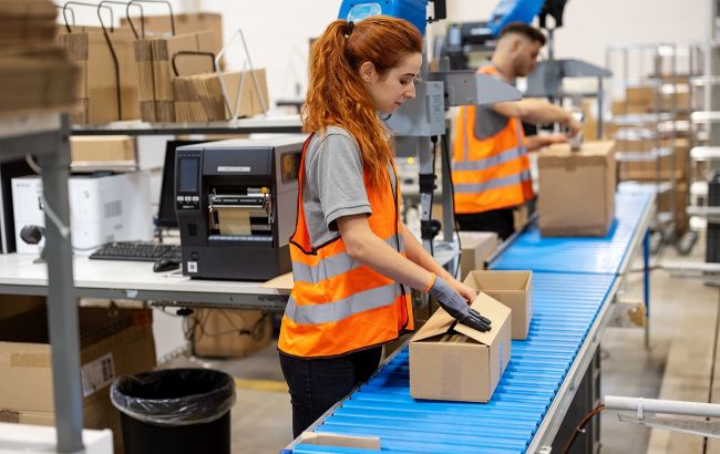 Українці працюють вже у половині польських фірм: скільки їм платять