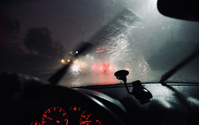 Пітніє лобове скло авто на морозі: чому це відбувається і як уникнути проблем