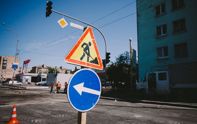 У Києві сьогодні обмежать рух на кількох вулицях і змінять схему проїзду: що треба знати водіям