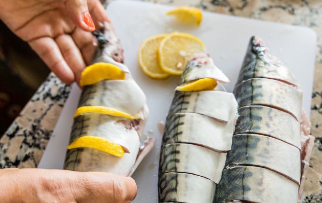 Скумбрія може зникнути з прилавків: чому так відбувається і чим замінити цю суперкорисну рибу