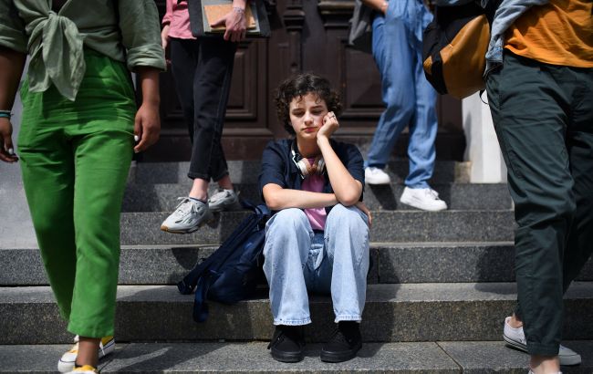 Тихий крик в толпе: почему вы чувствуете себя одинокими даже в кругу лучших друзей