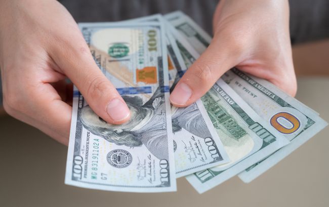 Долари 1996 року треба здати? Чи дійсно ці купюри проблемні