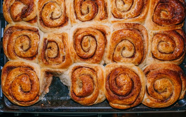 Ароматні пухкі булочки дітям у школу: легкий рецепт