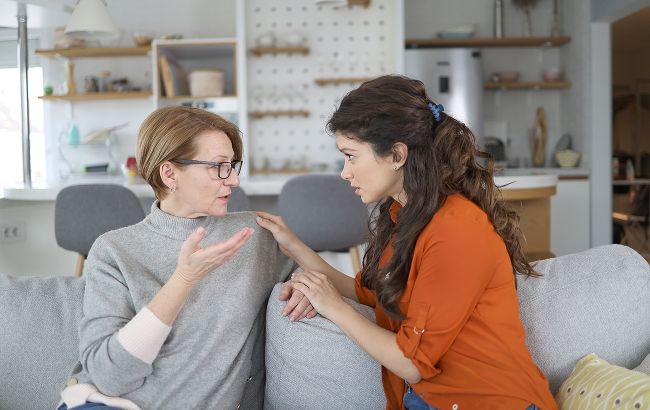 7 фраз невестки, которая тайно ненавидит свекровь, но улыбается в глаза