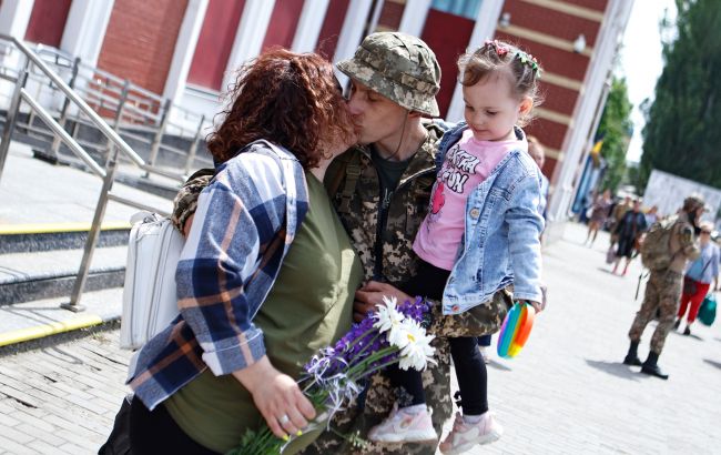 Дают ли отсрочку мужу, чья жена беременна третьим ребенком: ответ юриста