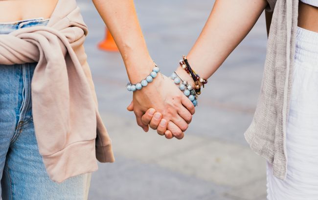 Мені за 40 і я зрозуміла, що мені подобаються жінки. Як сказати про це чоловікові?