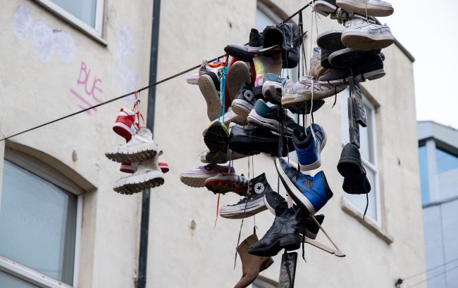 Что означает обувь на линии электропередач в городах: 5 причин, о которых мало кто знает