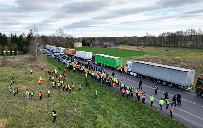 Польські перевізники почали блокаду кордону з Україною: як змінився рух у пунктах пропуску