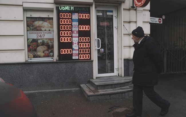 Долар пішов угору: обмінні пункти виставили нові курси валют