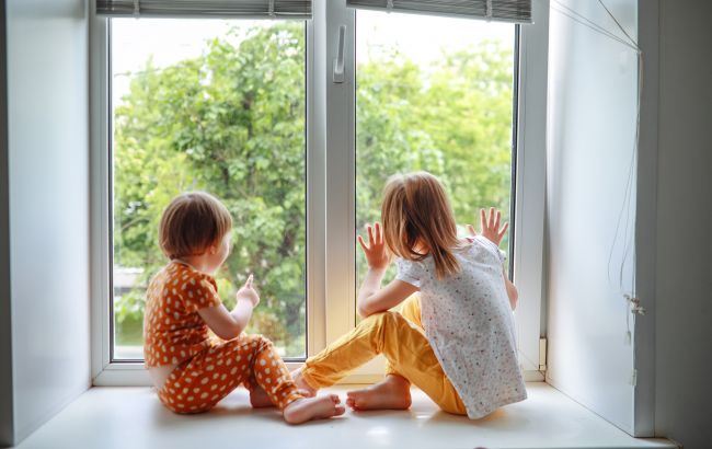 Поліція нагадала про ризики для дітей від відкритих вікон