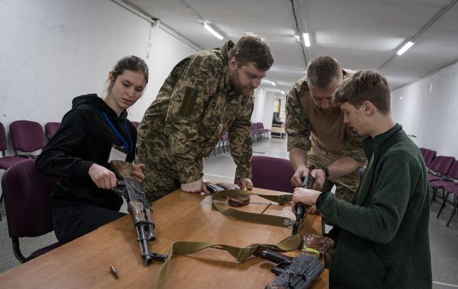 Зеленський затвердив військову підготовку студентів-медиків і фармацевтів: що потрібно знати