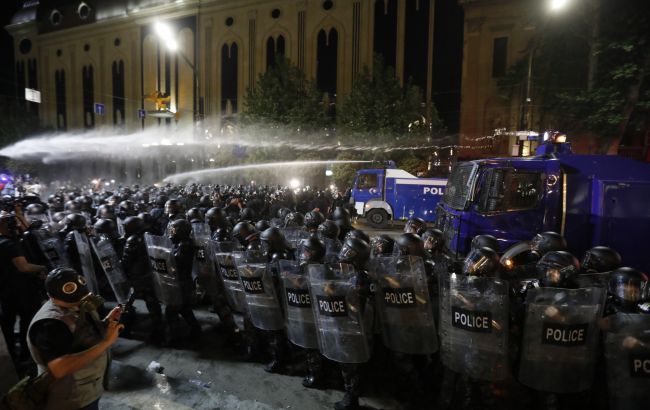 Протести в Грузії переросли в сутички зі спецназом, людей розігнали водометами