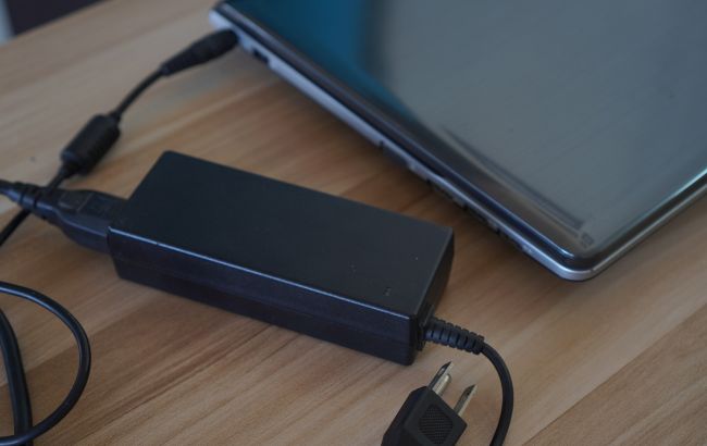 Эти ошибки при зарядке ноутбука сокращают его жизнь вдвое