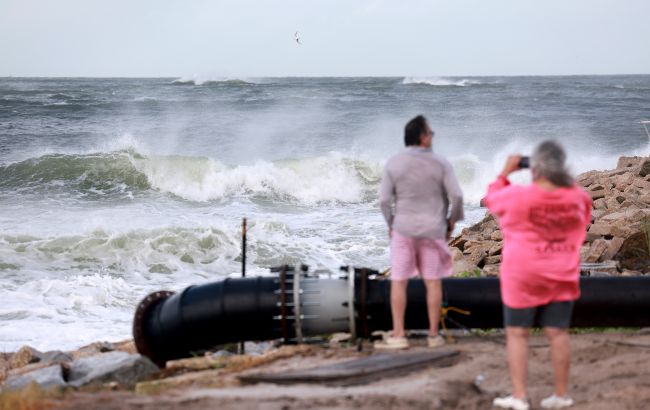 Ірландія і Британія готується до потужного шторму "Еовін": школи і транспорт закриті