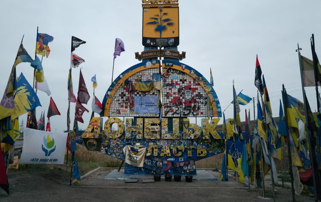 Подразделения МВД исполнили легендарный "Щедрик" возле терриконов в Донецкой области (видео)