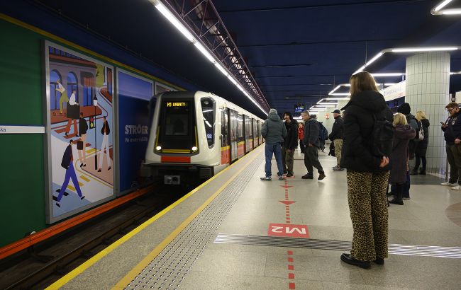 Метро Варшавы превратят в укрытие для 100 тысяч человек: что уже свозят на склады