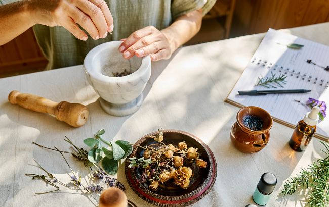 Трави, замовляння і ритуали: як лікувалися в українських селах в давнину і що зберегли зараз