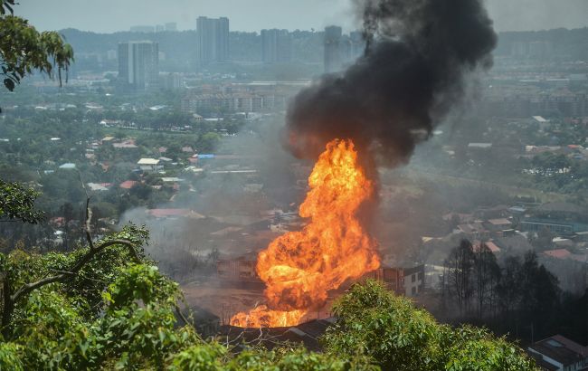 У небі вогняний стовп. У Малайзії стався потужний вибух на газопроводі (відео)