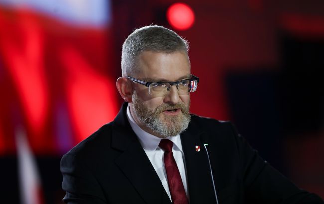 У Польщі проросійський кандидат у президенти зірвав прапор України з ратуші