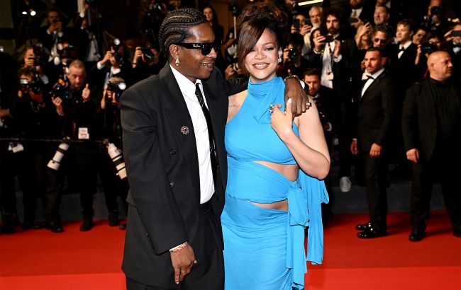 Вагітна Ріанна в ефектному образі затьмарила усіх на червоній доріжці в Каннах (фото)