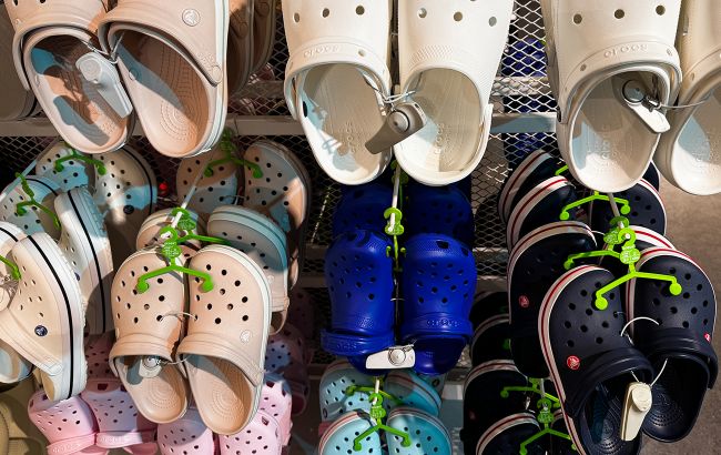 Кроксы могут вредить ногам? Подолог рассказала всю правду об обуви