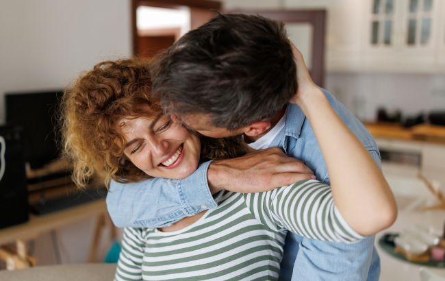 Як зробити жінку емоційно щасливою у стосунках (спойлер: не подарунками)