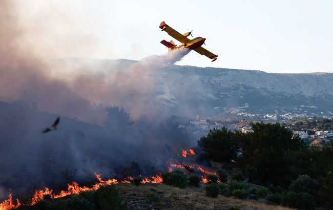 Крит охопили масштабні пожежі: евакуюють понад 1500 туристів та місцевих жителів
