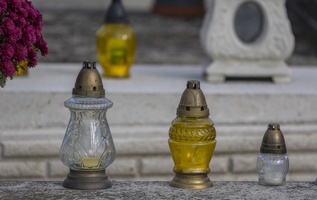 Живая или на батарейках? Можно ли на Радоницу ставить электрические свечи на могилы и что говорит церковь