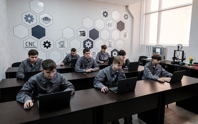 Більше не "безкоштовна сила". В Україні для студентів вводять трудові договори: що це змінює