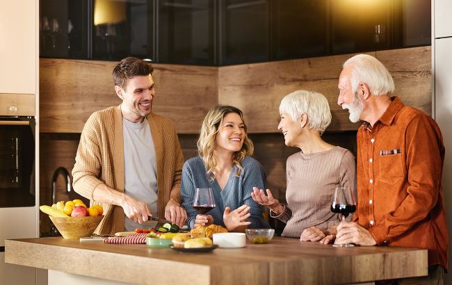 8 фраз свекрови, которая не любит свою невестку, но пока что это скрывает