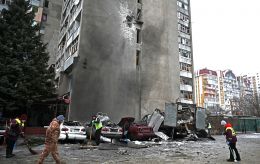 Горіли ТЦ, зруйновані будинки і десятки постраждалих: все про атаку РФ на Київ, Харків та регіони