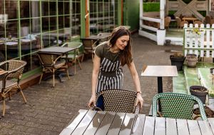 Никакой "дольче виты": украинка показала свой реальный заработок в Италии и на что его тратит