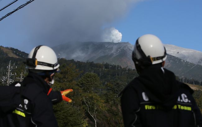После взрывов вылетают раскаленные камни: в Японии проснулся мощный вулкан