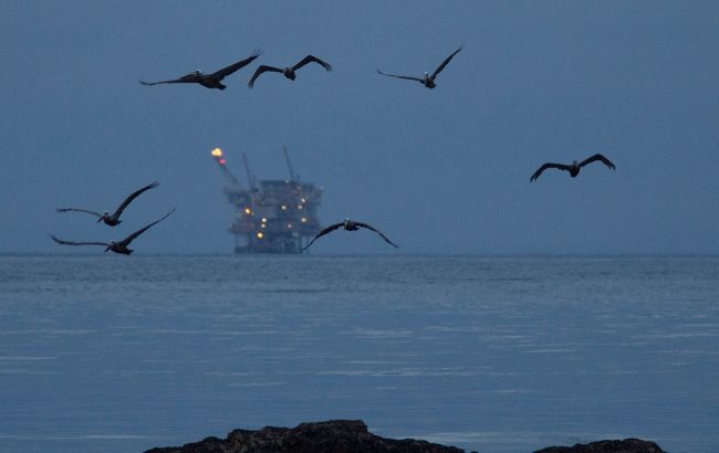 Країни ОПЕК+ вирішили не нарощувати нафтовидобування у квітні, але не всі