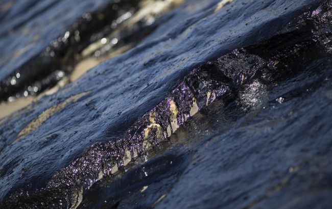 У РФ стався витік нафтопродуктів у Чорне море: величезна пляма рухається до Криму