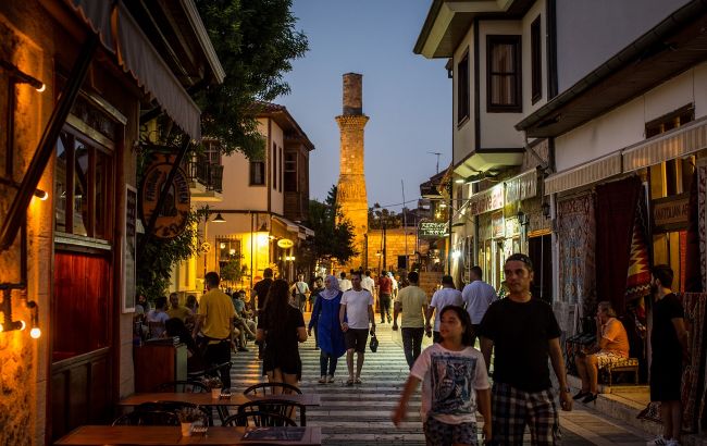Через санкції та війну. Росіяни масово подають заявки на проживання в Туреччині