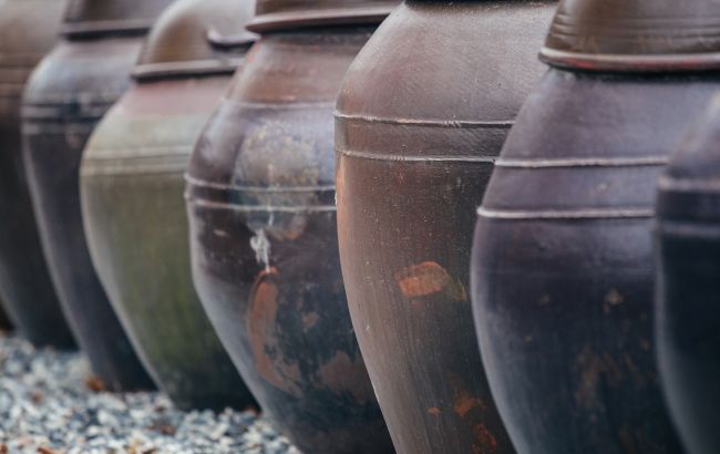 В Киеве на пустыре нашли урны с прахом умерших: детали скандала