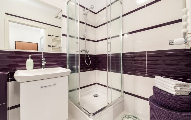 До блиску: як почистити скляні поверхні в ванній