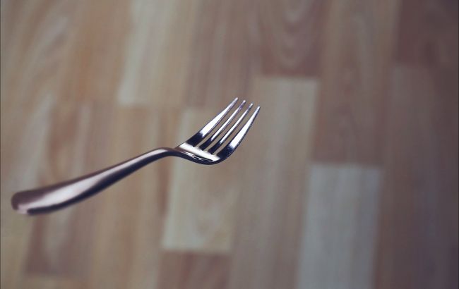 Чому падає ніж, виделка, ложка та інші кухонні предмети: старовинні прикмети, яким вірили предки