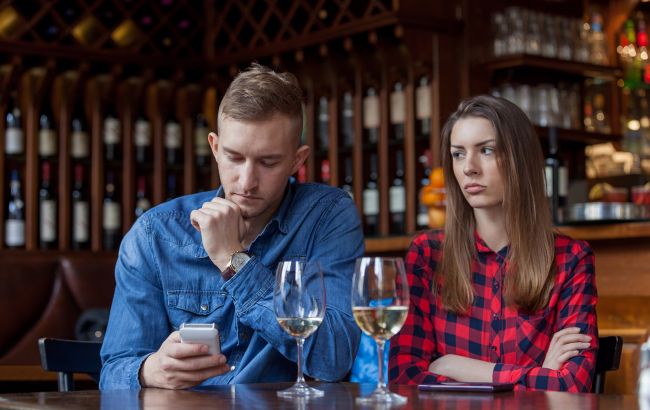 Відчуття порожнечі поруч з партнером: 8 чітких ознак емоційного розриву