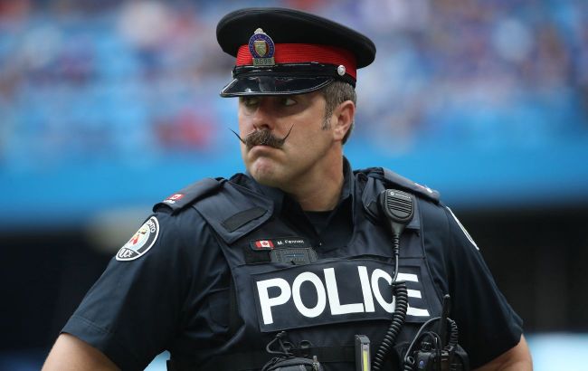 У Канаді поїзд з небезпечним вантажом зійшов із рейок, частина вагонів упала в річку