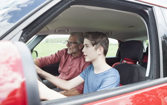 Неповнолітній за кермом автомобіля: які санкції чекають за порушення