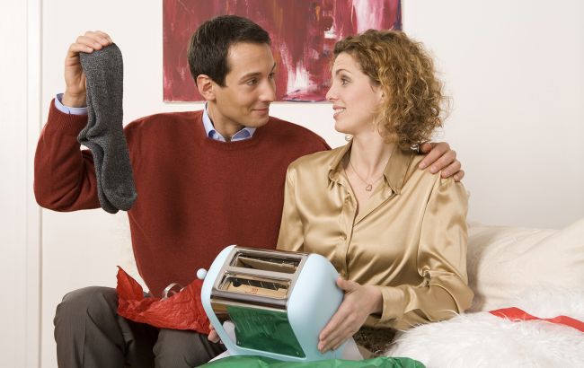 Даруєте щось дороге, а отримуєте шкарпетки? Як чоловікам реагувати на подарункову несправедливість