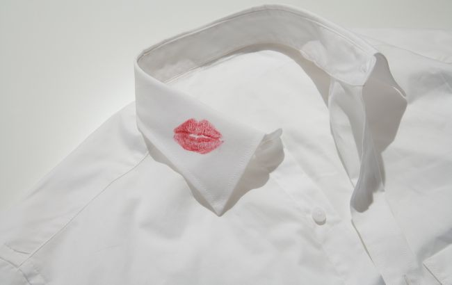 После горячих поцелуев: как удалить следы от помады с одежды