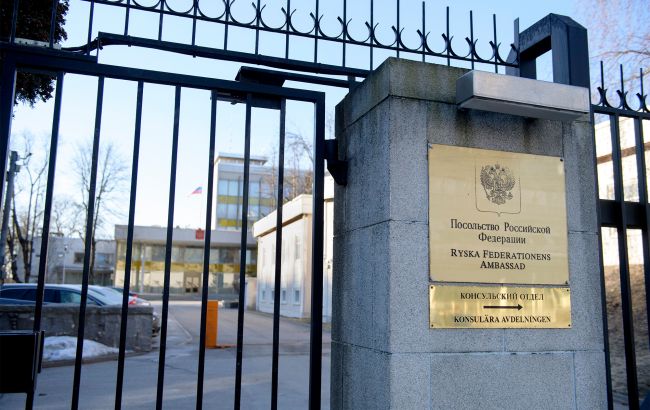 У Стокгольмі невідомий на авто намагався прорватись в посольство РФ