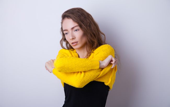 Переодягатися чи ні? Лікарі розповіли, чи несе одяг з вулиці загрозу для здоров'я