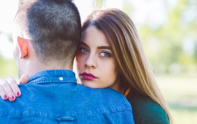 10 хибних переконань, через які жінки самі закривають собі шлях до кохання