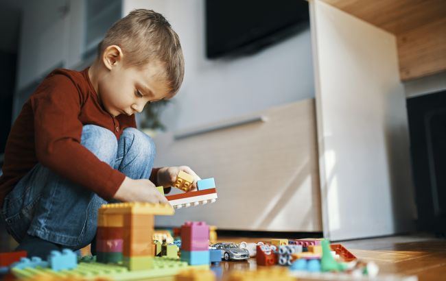 Тянула за капюшон и кричала: во Львове со скандалом уволили воспитательницу детсада